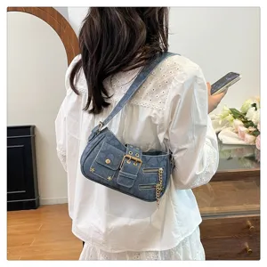 Modische Jeans-Umhängetasche für Damen mit mehreren Taschen, Riemen und schickem Design.