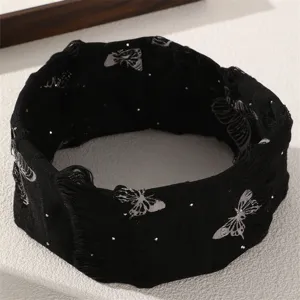 Bandeau large en tissu noir avec des bords effilochés et un délicat imprimé papillon.