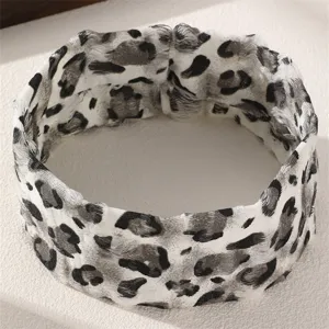 Vue détaillée du bandeau large à motif léopard noir et blanc, style rétro à la mode.