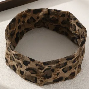 Gros plan détaillé du bandeau en tissu à imprimé léopard vintage avec une texture douce.