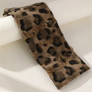 Vue en gros plan d'un élégant bandeau à cheveux large avec motif imprimé léopard marron.