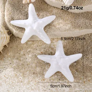 Detailed view of white starfish hair clips with beach background and size annotations.
