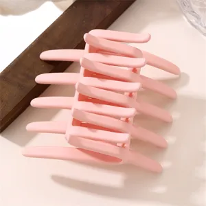 Minimalist pink hair claw clip detail shot, elegant daily hair accessory for women.