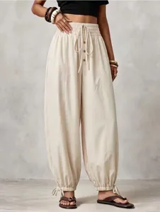 Beigefarbene High-Waist Freizeithose Detail mit Tunnelzug an Taille und gerafften Bündchen.