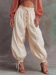 Detailaufnahme von lässigen Damen-Hosen mit Kordelzug, hohem Bund und stylischen Knöchelbändern.