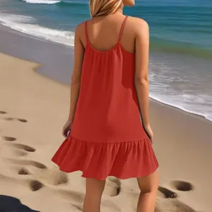 Achterkant detail van de rode spaghettibandjes mini jurk met een schattige randszoom.