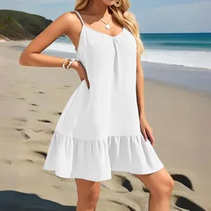 Gedetailleerd overzicht van de witte korte jurk met V-hals en speelse ruchezoom voor dames.