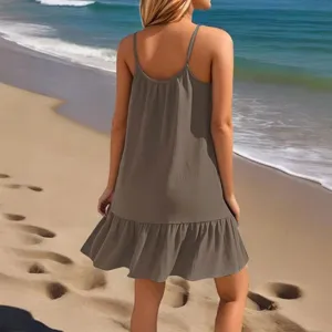 Casual strand slip jurk met geplooide zoom, perfect voor de zomervakantie en dagelijks.