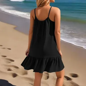 Gedetailleerd overzicht van een zwarte mini-jurk met spaghettibandjes voor het strand.