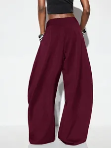 Détail arrière de pantalon sarouel bordeaux taille haute à jambe large et coupe élégante.