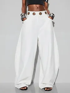 Pantalon sarouel blanc taille haute doté d'œillets en métal argenté élégants à la taille.