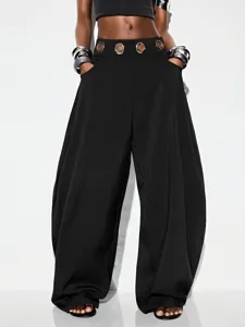 Pantalon harem noir taille haute avec œillets métalliques et poches tendance et stylées.