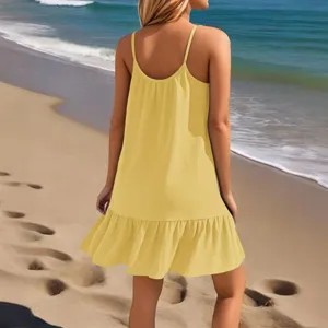 Achterkant van een gele spaghettibandjes jurk met ruffles, ideaal voor een relaxte strandvakantie.