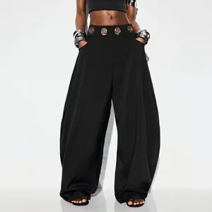 Pantalon harem large noir pour femme avec œillets métalliques à la taille et poches.