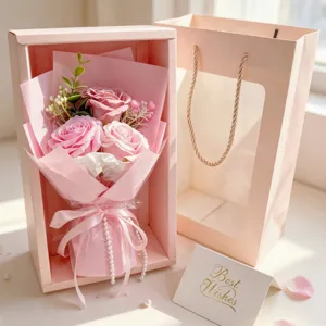 Handgemachte Seifenrosen Blumenstrauß Geschenktüte und Grußkarte für Valentinstag.