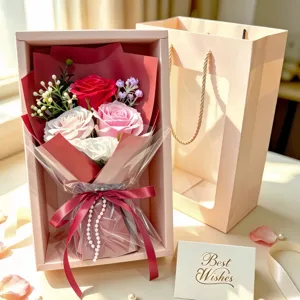 Detailansicht des handgemachten Seifenrosen-Blumenstrausses in Geschenkbox mit Grusskarte.