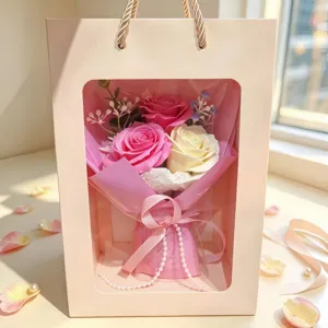 Seifenrosen Blumenstrauß Detail im Geschenkkarton, rosa weiße romantische Blumen für Valentinstag.