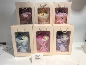 Handgemachte Seifenrosen Blumenstrauß Geschenkbox mit Sichtfenster und Schleife, ideal.