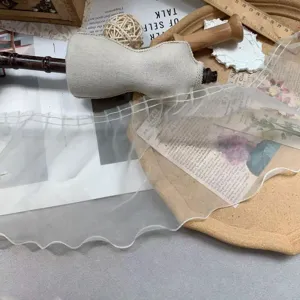 Primer plano de borde de encaje plisado de organza blanca, borde ondulado para falda.