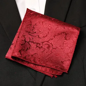 Détail pochette costume cachemire rouge, texture haut de gamme pour tenue formelle.