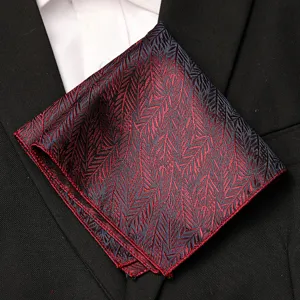 Vue détaillée d'une pochette de costume homme à motif de feuilles rétro pliée élégamment.