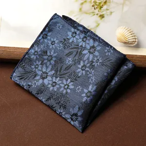 Dettaglio fazzoletto floreale elegante da uomo, fazzoletto blu vintage per abiti formali.
