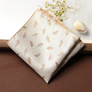 Pochette da abito uomo motivo piuma oro vintage, elegante fazzoletto da taschino formale.