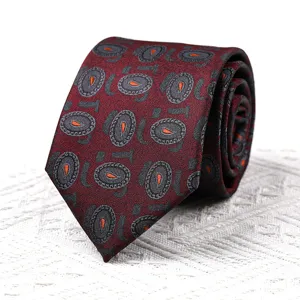 Detailansicht einer weinroten gemusterten Krawatte fuer Herren, eleganter Accessoire-Stil.