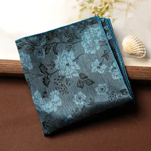 Vista dettagliata della pochette floreale blu, design retrò elegante per abiti uomo.