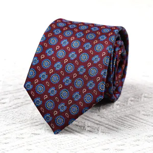 Burgunderrote Herrenkrawatte mit blauem Blumenmuster, klassische elegante Business Krawatte.