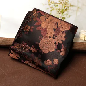 Vista dettagliata della raffinata pochette da uomo con motivo floreale e trama elegante.