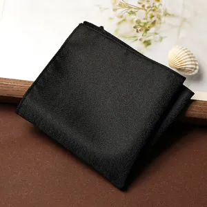 Taschino da abito nero da uomo in tessuto strutturato fazzoletto formale accessorio vista dettagliata