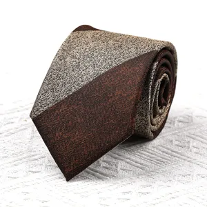 Stilische Herren Business Krawatte mit diagonalem Farbblock und Fischgrät Detail.
