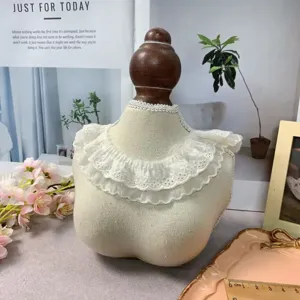 Detailansicht des weißen doppellagigen bestickten Plissee-Spitzenkragen-Besatzes für DIY-Kleidung.