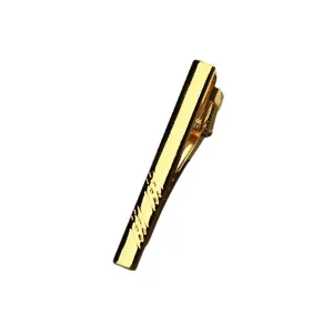Pinza de corbata dorada para hombre, elegante accesorio formal con diseño grabado.