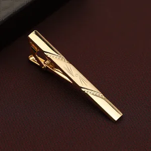 Goldfarbene Krawattenklammer fur Herren Geschaft Anzug Accessoire graviertes Design Detail