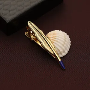 Fermacravatta dorato a forma di piuma da uomo con punta smaltata blu per abito formale elegante