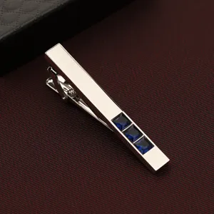 Élégante pince à cravate argentée pour hommes avec trois cristaux bleus carrés pour le bureau.