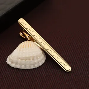 Goldfarbener Metall Krawattenklammer für Herren, klassisches Wellenmuster Anzug Detail.