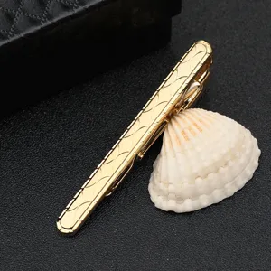 Elegante goldene Krawattenklammer fur Herren Geschaeftsanzug geometrisches Wellenmuster