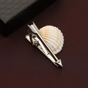 Fermacravatta argento a freccia per uomo abito formale business, elegante accessorio.