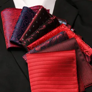 Détail de pochette de costume jacquard pour hommes, mouchoir rouge et noir à motif.