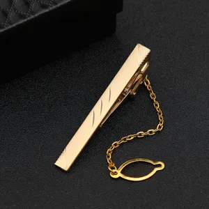 Goldfarbene Krawattenklammer aus Kupfer für Herren, elegantes Business-Anzug-Accessoire mit Kette.