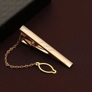 Detaillierte Ansicht der goldenen Krawattenklammer, klassisches Herren Business Accessoire.
