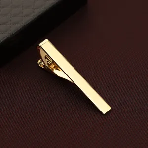 Minimalistische goldene Metall Krawattenklammer für Herren Business Anzug Detailansicht