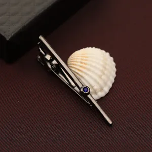 Vista dettagliata della cravatta clip in metallo scuro, accessorio elegante da uomo.
