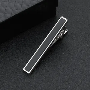 Elegante silberne Krawattenklammer für Herren mit klassischem schwarzem Streifendesign.