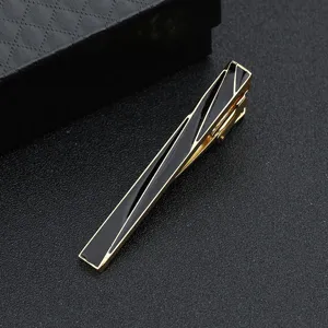Detailaufnahme einer eleganten goldenen Herrenkrawattenklammer mit schwarzem Streifendesign für Anzüge.