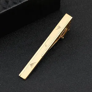 Goldfarbene Krawattenklammer Detail, Herren Business Anzug Zubehör mit Gravurmuster.