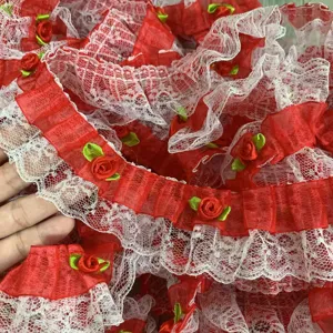 Gros plan de bordure en dentelle rouge et blanche de 5cm avec roses 3D, idéale pour Lolita DIY.